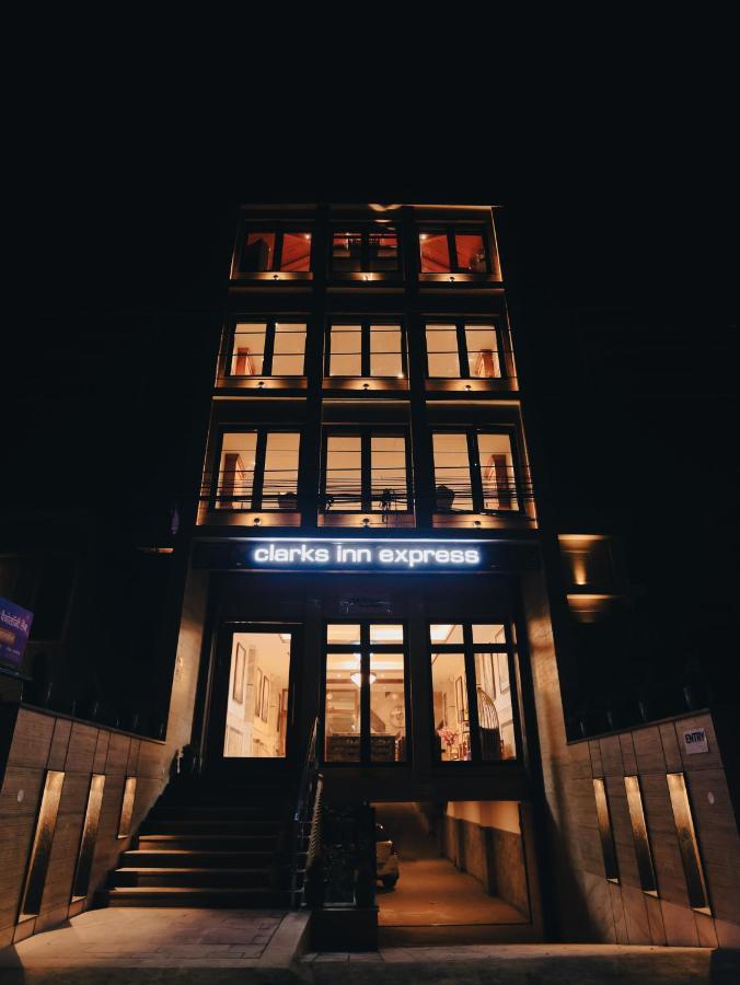 Clarks Inn Express, دهرادون المظهر الخارجي الصورة