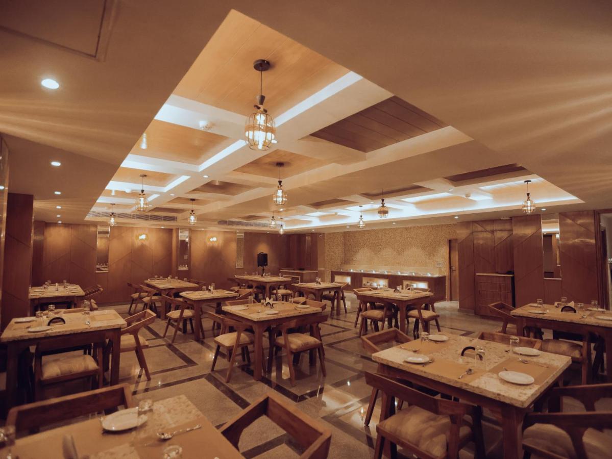 Clarks Inn Express, دهرادون المظهر الخارجي الصورة