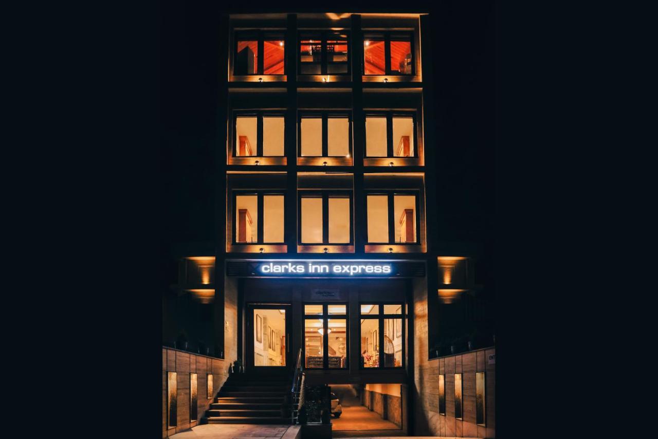 Clarks Inn Express, دهرادون المظهر الخارجي الصورة
